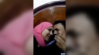 لحظات سعادة: قبلات تخطف القلوب وعيشها في عالم مليان عشق! سكس