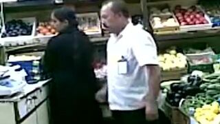 تركي بيجبر واحدة عربية على إرضائه عشان فلوس وكده، سكس.