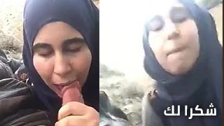 شابة إيرانية محجبة تعض على صديقها وتقول له: تسلم يا معلم سكس