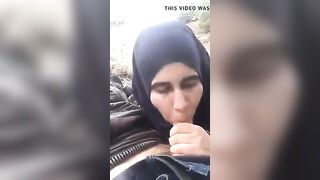 شابة إيرانية محجبة تعض على صديقها وتقول له: تسلم يا معلم سكس