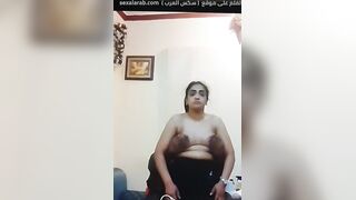 لعب ببزاز خادمة غصب عليها عشان تفضل في الشغل! سكس